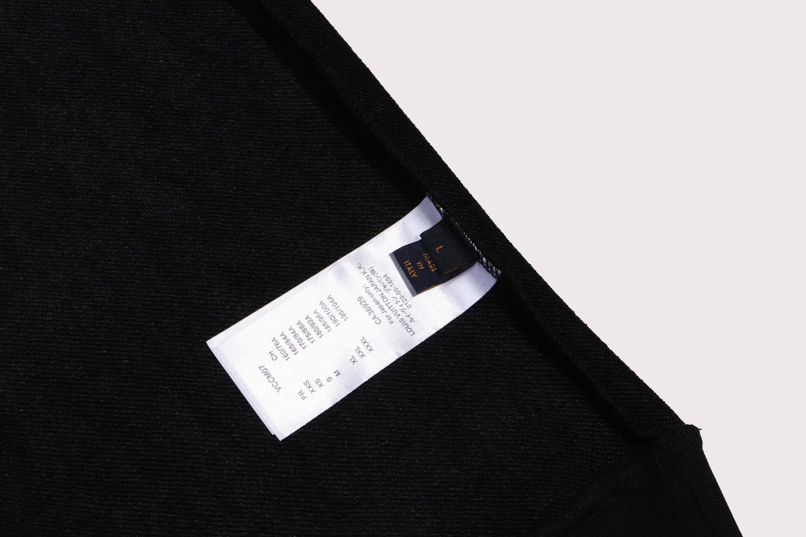 🅿️250 hot style on the shelves🔥❗ 💫〖Louis Vuitton LV〗 Fashionable round neck sweatshirt, casually matched with various styles, it is perfectly handsome😎The whole dress is made of double waistcoats, which makes the whole dress more three-dimensional. Not ordinary factories can do such fine work. The 2025 spring style counters are on sale, exquisite round neck terry sweatshirt, high-end double-strand pure cotton Customized drawstring ribs are dyed in the same vat and are complete with three standards. The chest craftsmanship adopts a simple and elegant pattern on the chest, which is easy to control for any age group! Fit and comfortable! Customized thickened 440g terry sweatshirt fabric, soft and comfortable to the touch, with a three-dimensional shape! 🙌🏻 It’s also very breathable, so it’s a versatile style that can be worn with any outfit! ✔Color: Black White Apricot Size: S M L XL 2XL